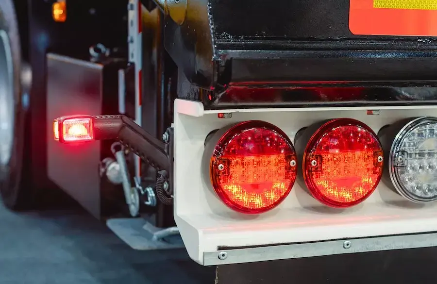 Задние фонари для прицепа: советы по выбору